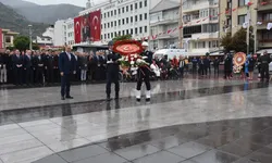 Manisa’da Cumhuriyet Bayramı törenleri başladı! Atatürk Anıtı’na çelenk sunuldu