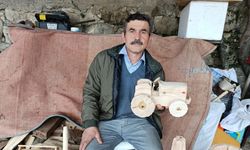 Usta elleriyle ağaca şekil veriyor