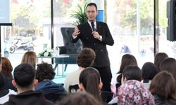 Prof. Dr. Samur'dan yapay zeka uyarısı: "Mesajlarınız okunuyor"