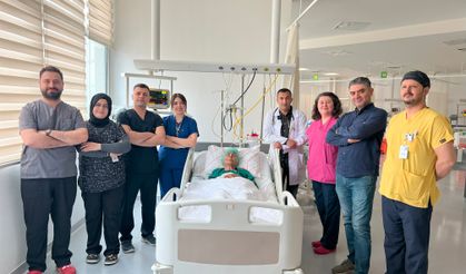 90 yaşındaki hastaya başarılı TAVİ operasyonu