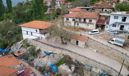 Kayanın üstüne kurulan cami asırlara meydan okuyor