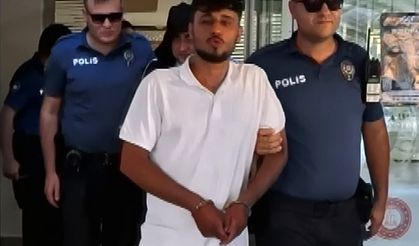 Tutuklanınca gazeteciye öpücük atıp, "Zeki Müren'e selam" dedi