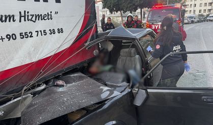 Kontrolden çıkan otomobil park halindeki kamyonete ok gibi saplandı: Ölü ve yaralılar var...