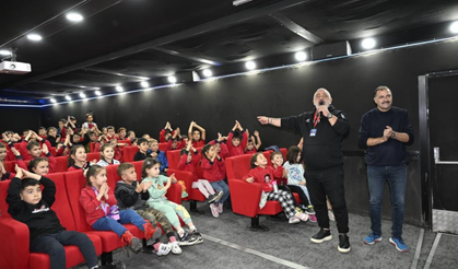 Demirci’de gezen sinema tırı çocuklara sinema keyfi yaşattı