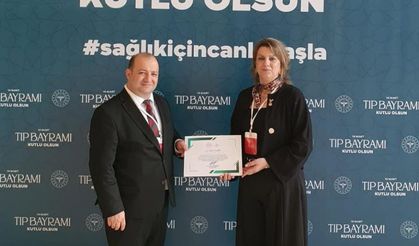 Soma Devlet Hastanesi hemşiresi Şahin, yılın sağlık çalışanı ödülünü aldı