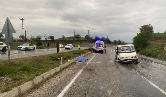 Kamyonet refüje çarptı: 1 ölü, 2 yaralı