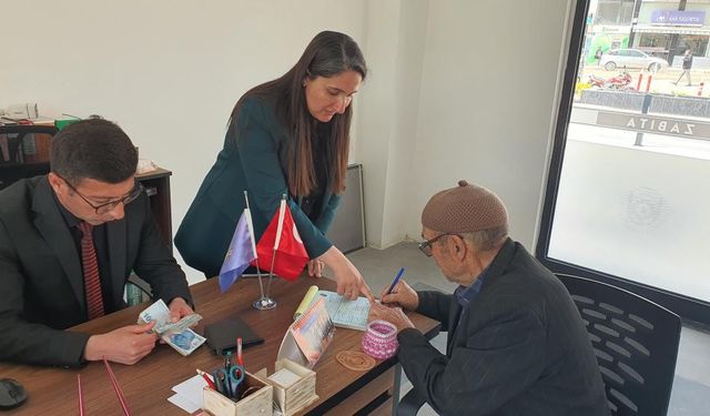 Manisa'da yaşlı adam parasını kaybetti yardımına zabıta koştu