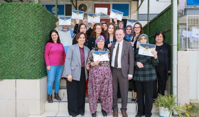 Kursu başarıyla tamamlayıp belgelerini Başkan Balaban'dan aldılar