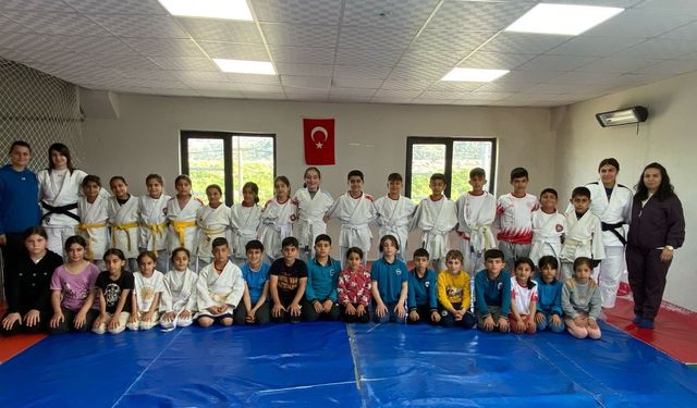 Minik judocular kemer için ter döktü
