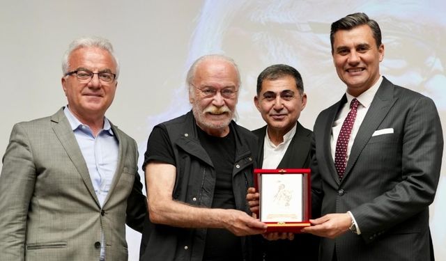 Yeni Kuşak Köy Enstitülüler Derneği’nin 2025 aydınlanma onur ödülü Cahit Berkay’ın