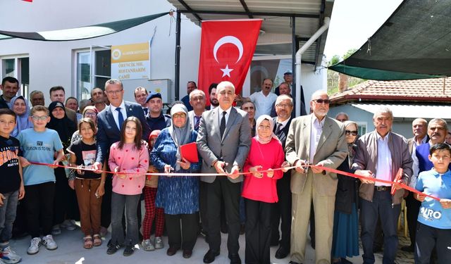 Alaşehir'de hayırsever çiftin yaptırdığı cami ibadete açıldı