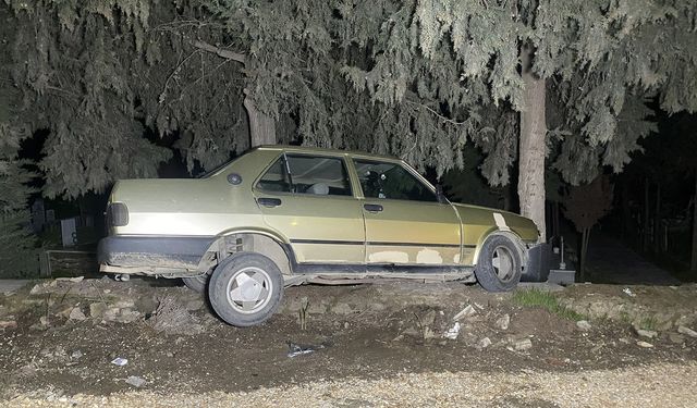 Manisa'da kahreden kaza: Sürücüsü kalp krizi geçiren otomobil ağaca çarptı!