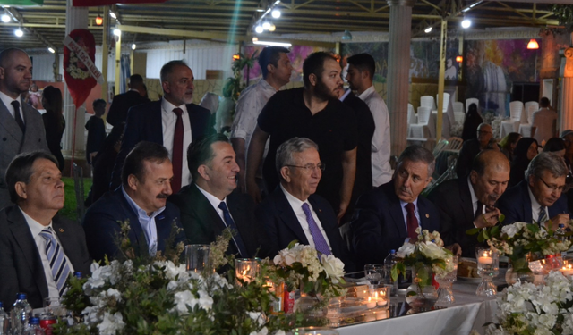 Siyaset dünyasını buluşturan düğün: Mansur Yavaş'ta oradaydı!