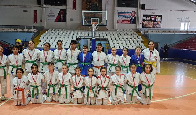 Salihli'nin minikleri madalyaya doymuyor