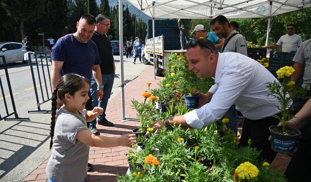 Manisa'da vatandaşlara çiçek dağıtıldı