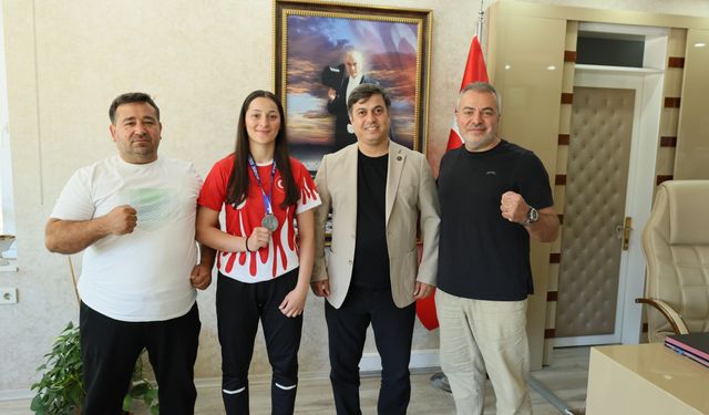 Cemile Aykoç’a tebrik ve ödül