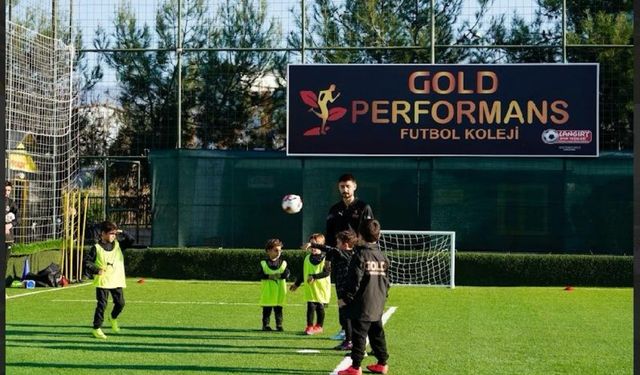 İzmir’de dev buluşma: Uluslararası futbol seçmeleri ve efsaneler maçı