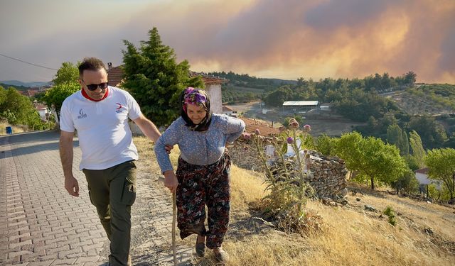 Türk Kızılay, Akhisar’da vatandaşlara ve ekiplere desteğe devam ediyor