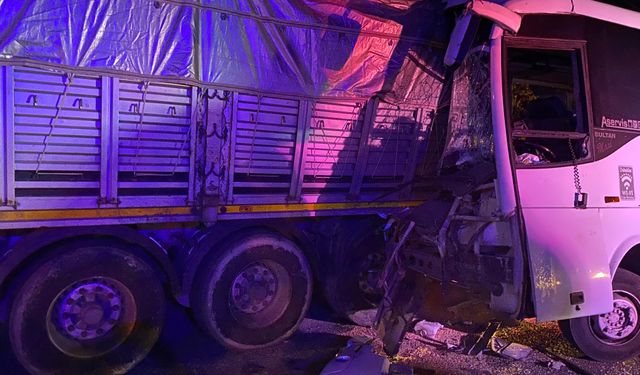 İzmir-Turgutlu yolunda zincirleme kaza: Servis tıra çarptı
