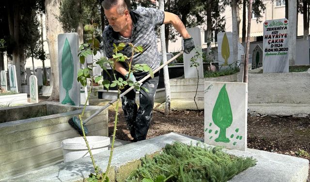 Babası için başladı, tüm mezarlığa dokundu