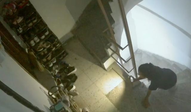 Ayakkabılara tek tek baktı, beğendiklerini çaldı