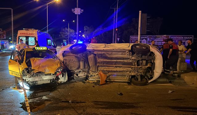 Ticari taksi ve otomobil çarpıştı! Yaralılar var...