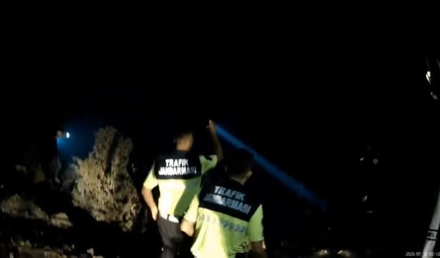 Ormanı yakmaya çalıştığı öne sürülen kişi böyle fark edildi, gönüllüler kask kamerası ile o anları kaydetti