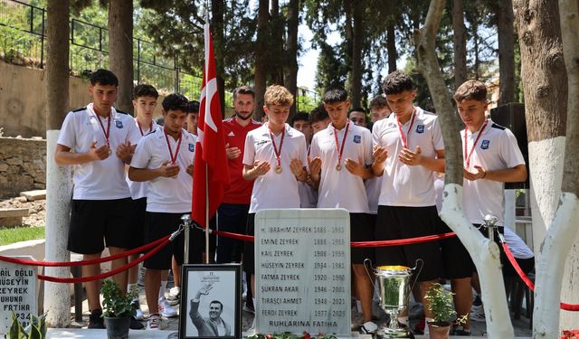 Yunusemre'nin U17'leri Türkiye şampiyonluğunu Ferdi Zeyrek'e armağan etti