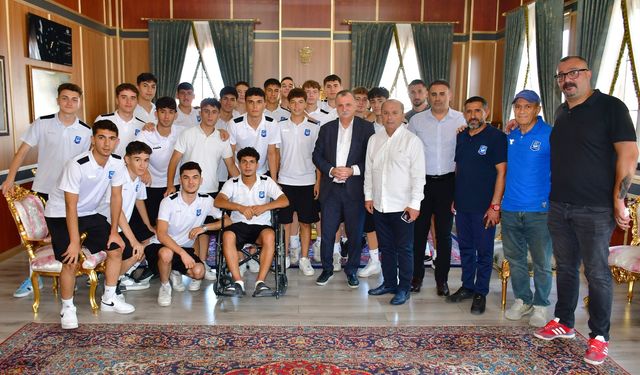 Başkan Balaban Yunusemre Belediyespor U17 futbol takımı'nı kutladı