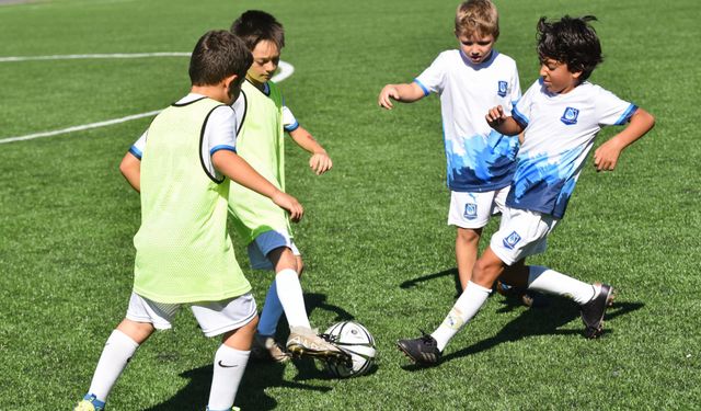 Yunusemre Belediyespor yaz futbol okulu tamamlandı