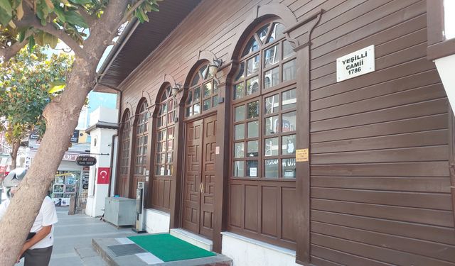 Balıkesir'de tarihi cami depremde hasar gördü