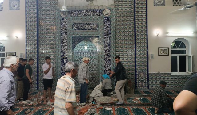 Manisa'da hasar gören camide inceleme yapmak isteyen vatandaş malzeme düşmesi sonucu öldü