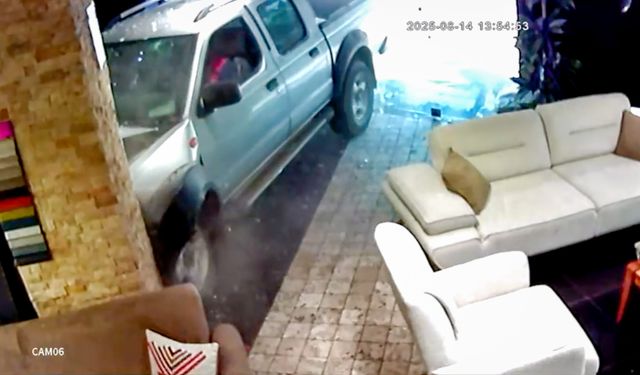 Manisa'da tansiyonu düşen sürücü mağazaya daldı
