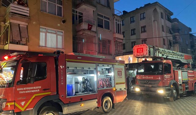 Manisa'da korku dolu anlar... Evini yakmaya çalıştı!