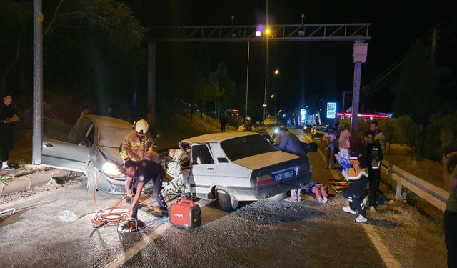 Manisa'da iki otomobil kafa kafaya çarpıştı: 3'ü çocuk 7 yaralı