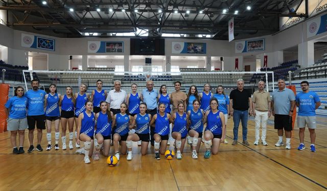 Minik voleybolcular başarı belgelerini Başkan Akın'dan aldı