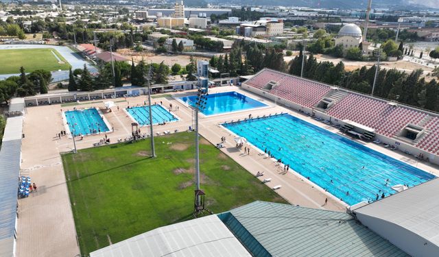 Manisalılar serinlemek için Atatürk Olimpik Spor kompleksi havuzuna akın etti