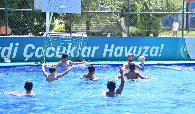 Manisa'da 6 binden fazla öğrenci yazı havuzlarda geçirdi