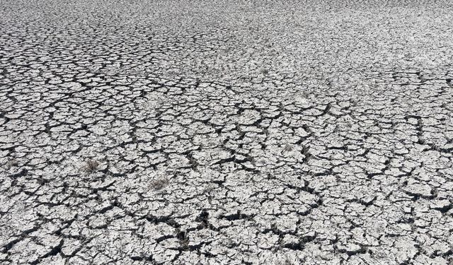 Türkiye'nin 4'üncü büyük gölü kuraklık nedeniyle ortadan ikiye ayrıldı!