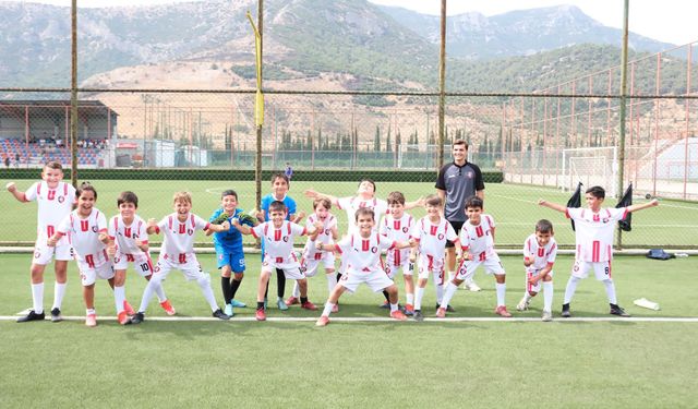 Yıldızspor 45 FK’nın minikleri Efeler Çocuk Şenliği’nde parladı!