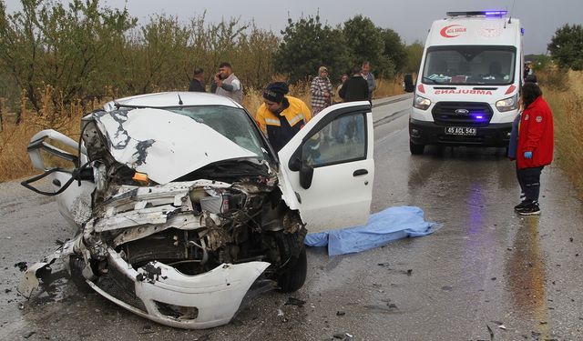 Manisa’da otomobil ile kamyonet kafa kafaya çarpıştı: 1 ölü, 2 yaralı