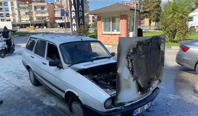 Manisa'da seyir halindeki otomobil alev aldı