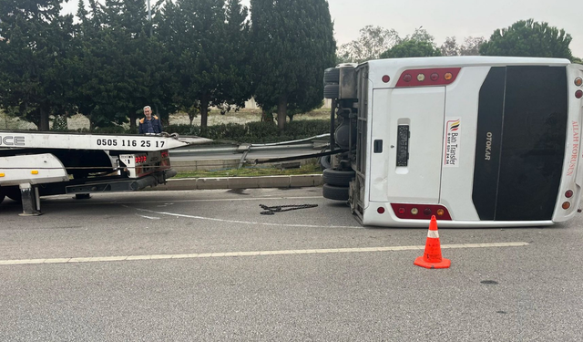 İzmir'de personel servisi devrildi