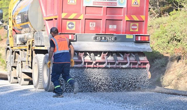 Kırkağaç’ta ulaşım ağı güçleniyor: Yağmurlu-Bademli yolu yenilendi