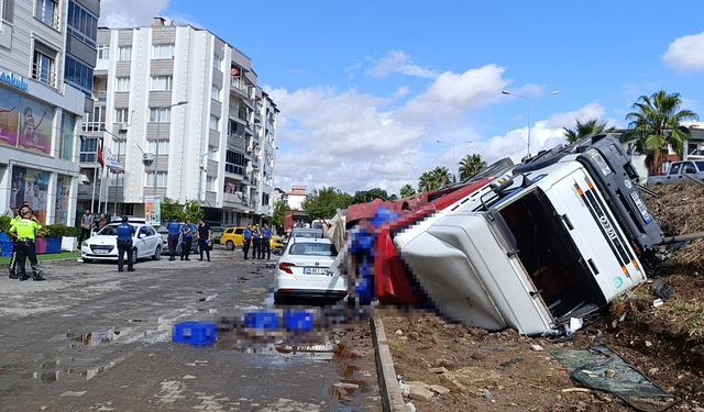 İzmir'de feci kaza: Kontrolden çıkan TIR yan yola uçtu!