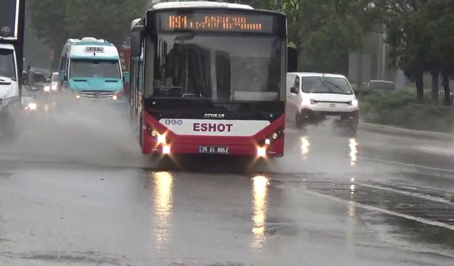 İzmir’de etkili olan sağanak yağış, günlük yaşamı olumsuz etkiledi