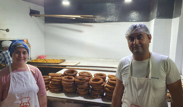 Fırıncıdan öğretmenler gününe özel simit ikramı