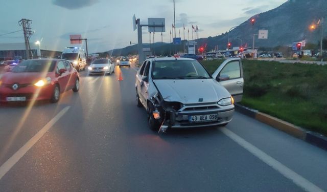 Manisa Kırkağaç’ta motosiklete çarpan otomobil sürücüsü kaçtı: 1 Yaralı