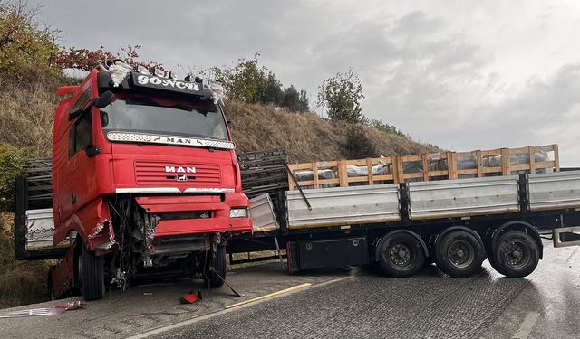 Kula’da yağış kazaya yol açtı: Tır makasladı
