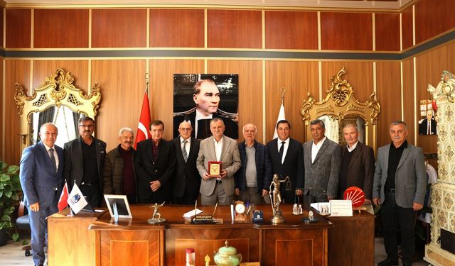 Hemşehri derneklerinden Başkan Balaban’a anlamlı plaket